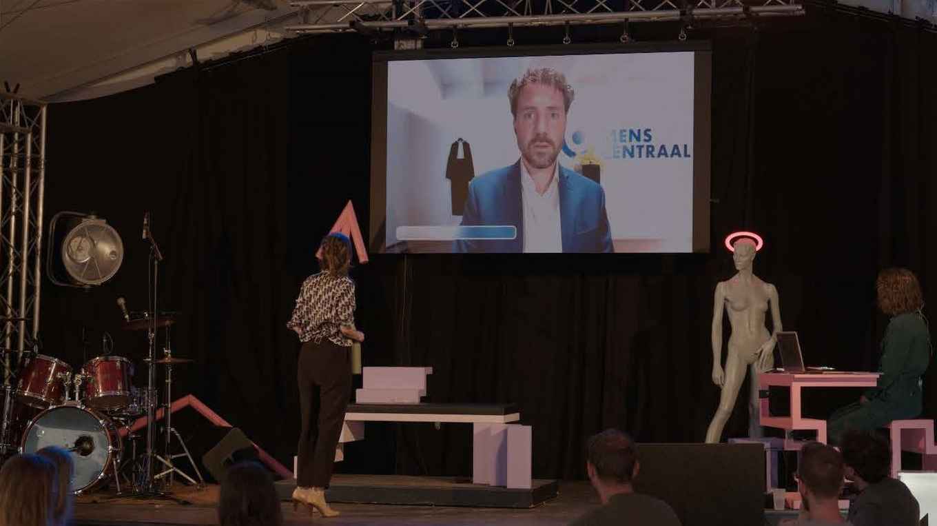Scene from the theatrical performance Zorgen voor AI